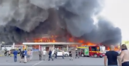 Zelensky: «Missili russi su centro commerciale, dentro 1000 persone»