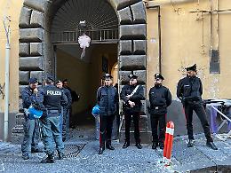 Palazzo occupato a Pizzofalcone, sequestro per 20 abusivi
