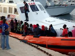 Migranti sbarcano a Lampedusa con bagagli e barboncino