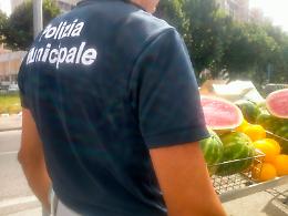 Controlli della polizia municipale, sequestrato un quintale di frutta