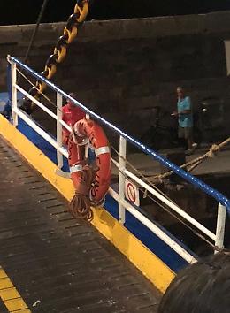 A bordo auto diretta a Ischia, traghetto per Capri fa dietrofront: scoppia la protesta