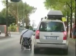 Follia a Volla, disabile in carrozzina si fa trainare da un’auto in strada
