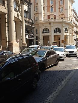 Lavori di spicconamento da un palazzo, traffico in tilt in via Morelli