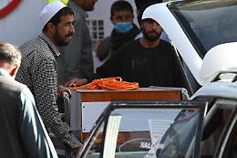 Attacco Isis a Kabul, «almeno 110 morti». Uccisi 13 soldati Usa