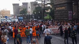 Corteo dei disoccupati a Napoli, blocco stradale al Porto