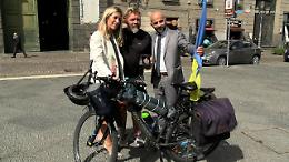 Mykola a Napoli, dall'Ucraina in bici per dire stop alla guerra