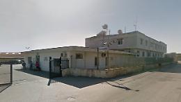 Minaccia la moglie con un punteruolo: arrestato