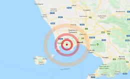 Tremano ancora i Campi Flegrei: scossa avvertita fino a Roma e Potenza. Scuole chiuse a Pozzuoli. Nessun danno a Napoli, verifiche sulle scuole comunali