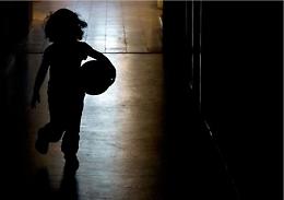 Una 13enne decapita il figlio di 5 anni del suo stupratore