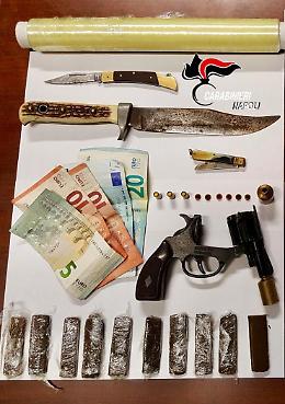 Bacoli, droga e pistola lanciarazzi nell'armadio