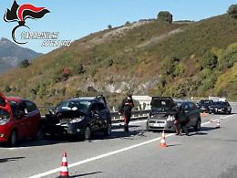 Si fermano per soccorrere automobilista, investiti e scaraventati da un ponte: due morti