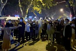 Covid in Cina, esplode la protesta contro le restrizioni
