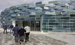 Affronta in strada i vicini e li accoltella: lui è grave