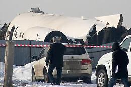 Kazakistan, cade aereo con 100 persone: almeno 12 morti