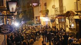 Musica alta e bottiglie in vetro, multe ai “baretti" di Chiaia
