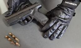 Rapina sala slot e poi affida la pistola al figlio 14enne, arrestati