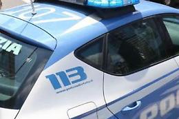 Ubriachi litigano al centro d'accoglienza, il figlio di 5 anni chiede aiuto