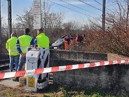 Il treno travolge la sua auto: estratta morta dalle lamiere 