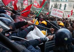 Corteo per Lorenzo, scontri a piazza dei Martiri