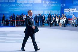 Ucraina, Medvedev contro Crosetto: «Uno sciocco raro»