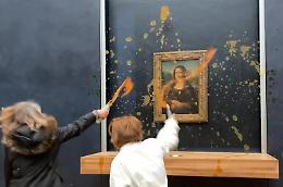 Blitz attivisti contro la Gioconda al Louvre, lanciata zuppa sul vetro