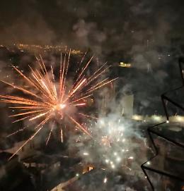Napoli, fuochi d’artificio e balli di gruppo in zona arancione
