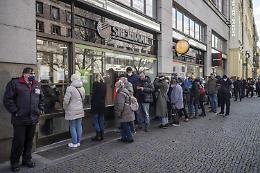 Guerra Ucraina: crolla il Rublo, lunghe file ai bancomat