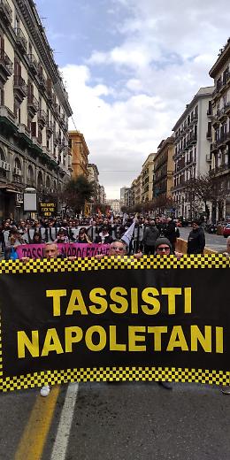 Napoli, tassisti in piazza: «Categoria in ginocchio a causa multinazionali, abusivi e caro costi»