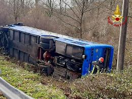 Autobus con 40 studenti si ribalta: grave l’autista