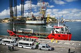 Migranti, il mercantile dirottato è a Malta