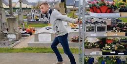 Fioraio porta piante e fiori al cimitero: «I miei clienti non possono andare sulle tombe dei loro cari»