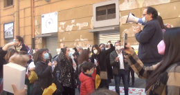 No Dad in piazza con le campanelle contro la chiusura delle scuole