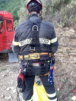 Finisce in un dirupo: escursionista salvo, muore il cane