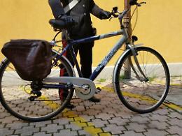 Spintona un 13enne e gli ruba la bici, arrestato 49enne 