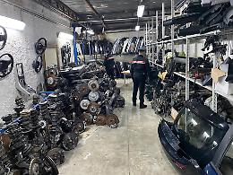 Auto rubate e pezzi di ricambio, sequestrato un capannone