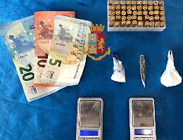 Droga nascosta nel muro dell'androne, un arresto