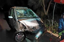 Sangue sulla strada, auto invade la corsia opposta e finisce in un uliveto. Due feriti