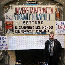 Napoli, lauree in tre minuti a piazza san Domenico Maggiore 