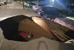 Roma, si apre voragine al Quadraro: 2 auto inghiottite