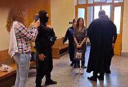 Ilaria Salis a processo a Budapest, entra in aula in catene