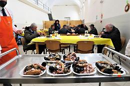 Zuppa di cozze del giovedì santo per gli ospiti del dormitorio