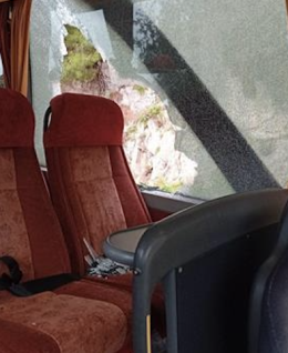 Bus turistico colpito da massi sulla Statale Sorrentina