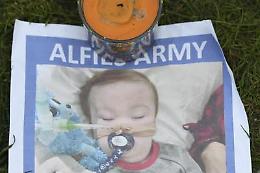 Sentenza eseguita: il piccolo Alfie è morto
