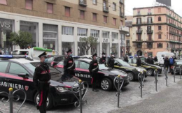 Poliziotto morto, omaggio di carabinieri e finanzieri davanti alla Questura