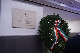 Napoli, corona di fiori in memoria dell'operaio morto nel cantiere della metro