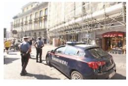 Scippo in via Toledo, specialista in manette