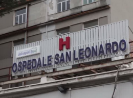 Donna in escandescenza: minaccia il medico e danneggia una porta dell'ospedale