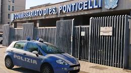 Seduto in strada con la moglie, gli sparano alle gambe