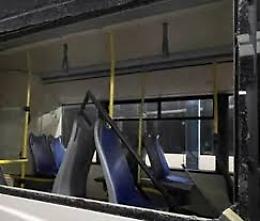 Fermano il bus e lo vandalizzano: è caccia ai delinquenti