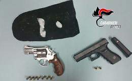 A 17 anni con pistole, droga e passamontagna